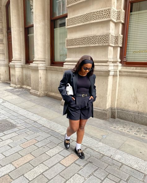 POV : When you’re ready for autumn but the weather doesn’t agree so you wear shorts 🖤🖤🖤 . . . . #wiw#newoutfitpost#streetstyle#myoutfit#mystyle#wiwt#tailoring#whattowear#whattowearwithablazer#oversizedblazer#minimalstyling#preppystyle#taloiredoutfit#streetstyleoutfit#dailyoutfitideas#dailyfashionlooks#pinterestinspired#whattowearnow#streetstyleoutfit#discoverunder5k#outfitcheck#minimallook,oversized blazer outfit,ootd,daily outfits,autumn fashion,styling,outfit inspiration,fashion content, pr... Oversized Blazer Outfit, Ready For Autumn, Fashion Content, Blazer Outfit, Inspiration Fashion, Fashion Styling, Oversized Blazer, Blazer Outfits, Daily Outfits