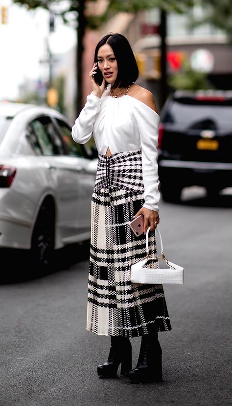 Styling Patterned Skirt, Thanksgiving Ootd, Tiffany Hsu, Manhattan Style, Euro Chic, Patterned Skirt, Chic Skirts, Couture Week, Street Outfit