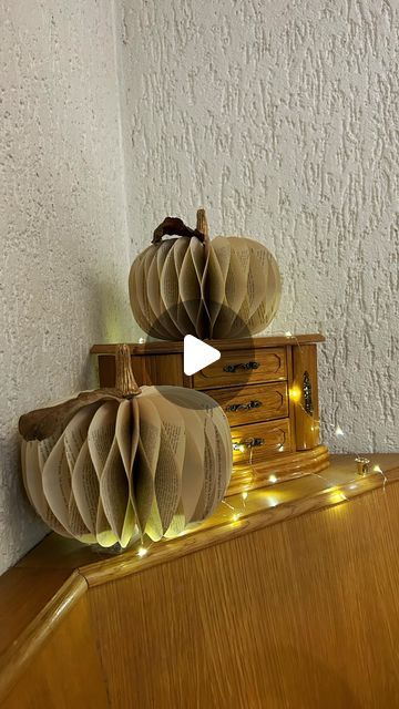 Pumpkins From Books, Pumpkins Made Out Of Books, Homemade Pumpkin Decorations, November Diy Decor, Book Page Pumpkins Diy, Handmade Pumpkins Diy, Book Page Crafts Diy Decoration, Paper Pumpkins Diy, Book Pumpkin Diy