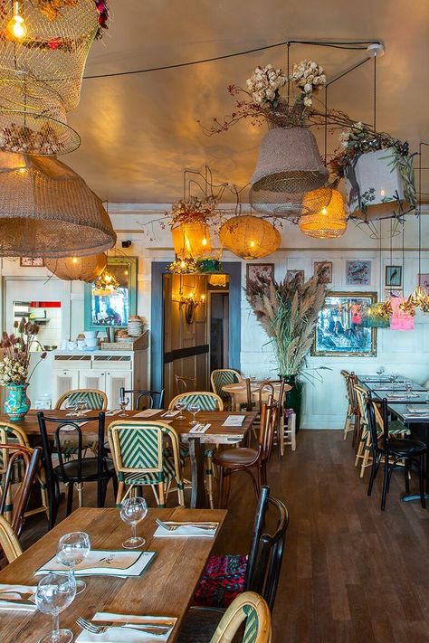 Home Style Restaurant, Cafe Bistro Design, Cosy Cafe Interior, Restaurant Decoration Ideas, Bohemian Restaurant, Cosy Restaurant, Boho Restaurant, Cottage Cafe, Eclectic Cafe