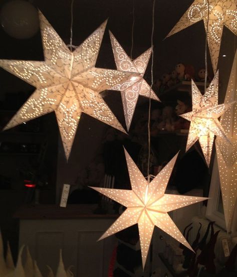 DIY : Learn to Make Christmas Paper Star Lights for Tree Decoration (Tutorial) - K4 Craft Paper Star Lights, Diy Christmas Star, Paper Star Lanterns, Paper Decorations Diy, Outside Christmas Decorations, Star Lights, Star Lanterns, Christmas Tree Star, Star Diy