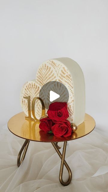 Standing Heart Cake Designs, Standing Cake Design, Valentines Cake Design Ideas, Standing Heart Cake, Birthday And Anniversary Cake, Heart Anniversary Cake, Anniversary Heart Cake, 10th Anniversary Cake, Cake For Anniversary