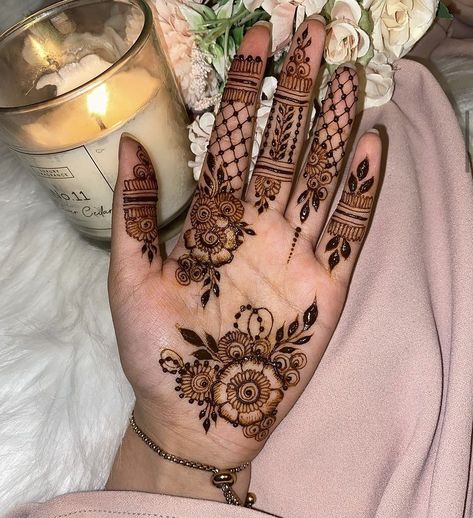 Simple Henna Designs Hand, Henna Tattoo Design, Palm Mehndi, Mehndi Designs Simple, Mehndi Outfit, Front Mehndi Design, Palm Mehndi Design, Henna Designs Wrist, Henna Inspired Tattoos