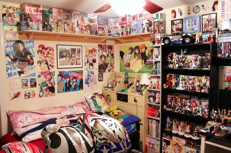 I seriously need this room. Bedroom Designs Ideas, Manga Room, Japan Room, Anime Bedroom Ideas, Nerd Room, Otaku Room, Bedroom Deco, Anime Room, Room Goals