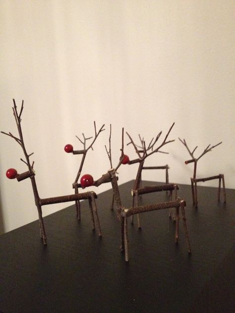 Reindeer made of sticks. Red wooden beads make the perfect Rudolf nose. Christmas Crafts With Sticks And Twigs, Stick Reindeer, Natal Boho, Christmas Raindeer, Reindeer Diy, Cool Welding Projects, Christmas Reindeer Decorations, Dogs Playing, Sustainable Christmas