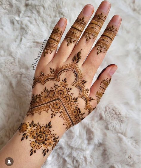 Mehendi Designs Fingers, Minimalist Mehendi Designs, Minimalist Mehendi, Mehandi Ideas, Back Hand Henna Design, Henna Crown, Crown Tattoos For Women, Elegant Henna, Back Hand Henna