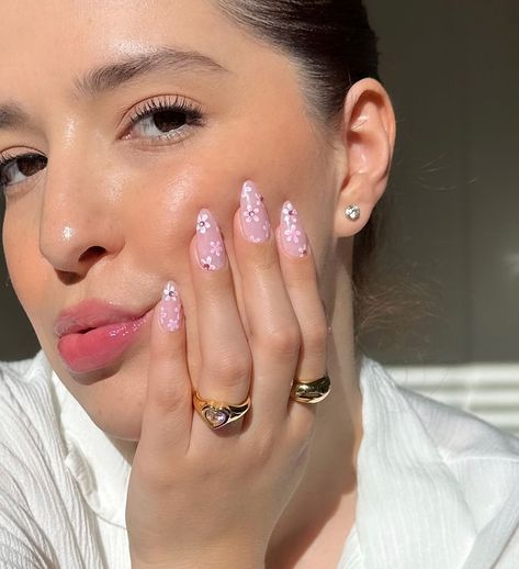 Cinzia Bayliszullo, Blossom Nails, Cherry Blossom Nails, Nails Inspired, Simple Acrylic Nails, Hailey Bieber, Flower Nails, Spring Nails, Nail Inspo