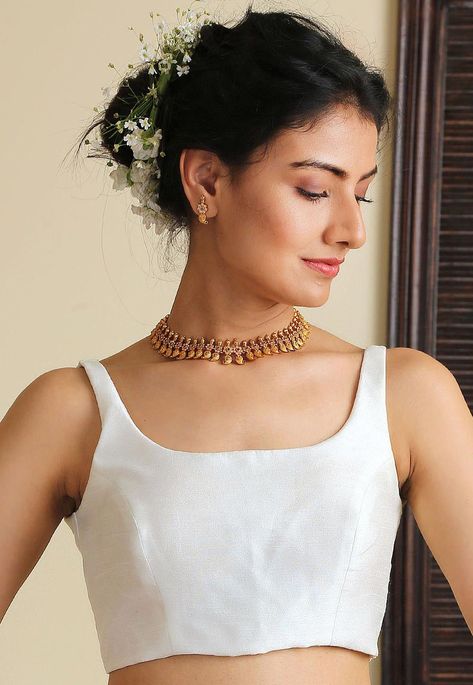 Art Dupion Silk Blouse in White This Readymade Sleeveless piece is Crafted in Square Neck It has a Back Hook Enclosure Its Length is 15 inches Do note: Saree and Accessories shown in the image are for presentation purposes only. (Slight variation in actual color vs. image is possible). Tissue Ghagra, Sleevless Saree Blouse Designs Latest, Square Neck Saree Blouse, Slvless Blouse, White Saree Blouse, Kerala Saree Blouse, Sleeveless Saree, Draping Ideas, Off White Saree