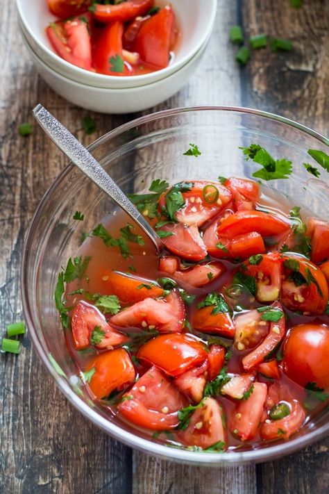 This quick and easy Thai Tomato Salad recipe with Thai chilies, cilantro and lime juice is packed with flavor and the perfect Thai side dish for any Thai meal! Thai Side Dishes, Thai Mad, Tomato Salad Recipes, Think Food, Healthy Salad, Tomato Salad, Tomato Recipes, Banana Cake, Perfect Side Dish