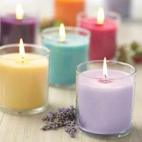 bougie ambiance romantique | bougie-parfumée-décoration-chambre-à-coucher-pièce-aromatisée ... Lilin Aroma, Homemade Scented Candles, Candle Glow, Cute Candles, Candle Aesthetic, Candle Business, Candle Inspiration, Candles Crafts, Candle Collection