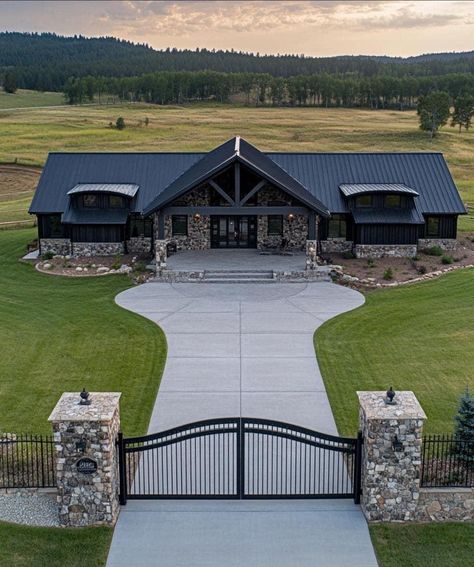 House With Round Driveway, Ranch Modern House, Big One Story House, Unicorn Academy, Barn House Kits, Black Houses, Log Home Plans, Barn Style House Plans, House Organisation