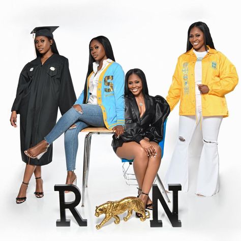 Graduation Outfit College, Senior Portrait Outfits, Nursing School Inspiration, Graduation Pic Ideas, Creative Poses, College Graduation Pictures, Graduation Poses, Graduation Picture Poses, Grad Photoshoot