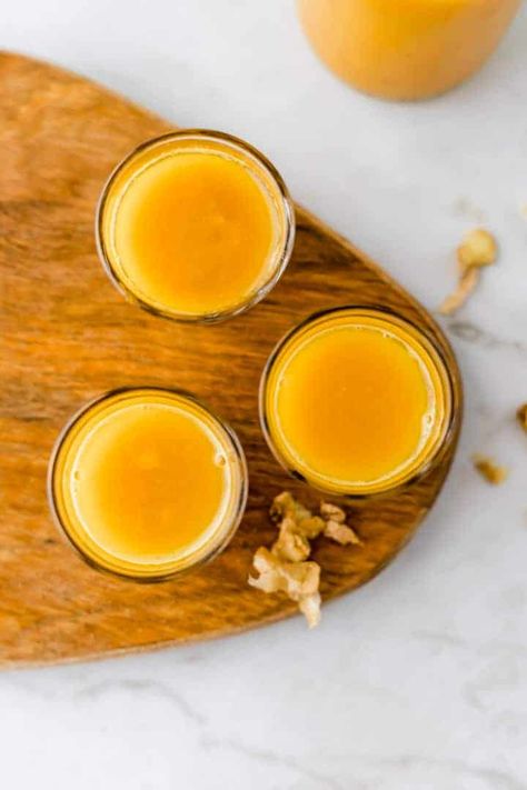 Boost your immune system with this easy homemade apple and lemon ginger shot and stay healthy during the winter. You only need a few ingredients to make this apple ginger shot at home. #ginger #shot #recipe #withoutjuicer #lemon #immunesystem #booster #turmeric Apple Shots, Ginger Shot Recipe, Ginger Shots, Turmeric Juice, Turmeric Shots, Bowl Party Food, Ginger Shot, Wellness Shots, Ginger Water