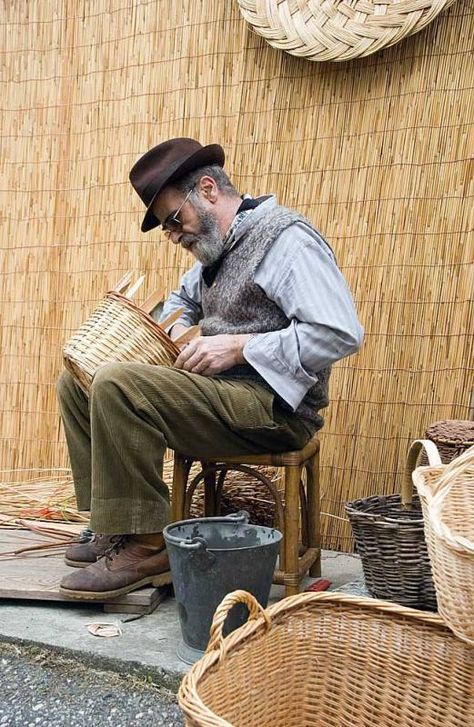 Basket Weaver, Italy Basket Weaver, Willow Weaving, Big Basket, The Last Straw, Working People, World Crafts, People Of The World, Belle Epoque, People Around The World