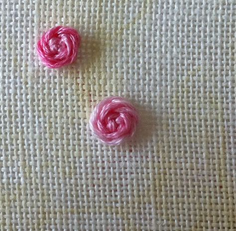 Humming Needles: Stem Stitch Rose with Knotted Center - Tutorial Floral Machine Embroidery Designs, Embroidery Patterns Ideas, Stem Stitch, Embroidery Lessons, Needlepoint Stitch, Rose Tutorial, Embroidered Roses, Embroidery Book, Embroidery Stitches Tutorial