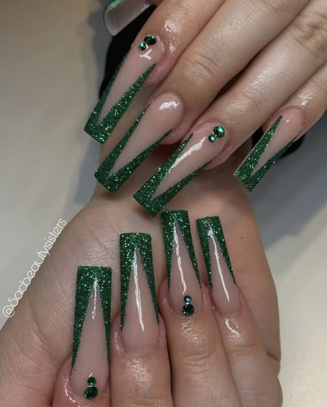 Emerald Green Nail, Quince Nails, Prom Nails Silver, Hoco Nails, Quinceanera Nails, Silver Nail Designs, Emerald Nails, Green Acrylic Nails, Dark Green Nails