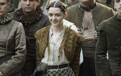 Game of Thrones: 5 Things That Will Likely Happen to Arya Stark in Season 7 Arya Stark Cosplay, Dessin Game Of Thrones, Game Of Thrones Dress, Game Of Thrones Outfits, Game Of Thrones Arya, Game Of Thrones Costumes, Mode Costume, House Stark, Gra O Tron