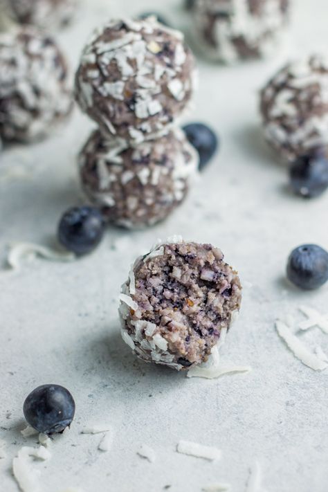 These healthy blueberry bliss balls are made with only 3 ingredients - paleo and vegan. The healthiest summer snack ever! Blueberry Balls, Healthy Summer Snacks, Sugar Free Snacks, Lowering Cholesterol, Healthy Bars, Healthy Blueberry, Vegan Blueberry, Healthy Vegan Snacks, Paleo Desserts