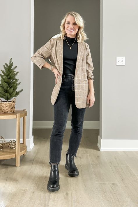 Chelsea Boots Outfit Winter, Dress With Chelsea Boots, Sweater Dress With Tights, Chelsea Boots Outfits, Chelsea Boot Outfit, Straight Jeans Outfit, Chelsea Boots Outfit, Capsule Wardrobe Women, Black Flare Jeans