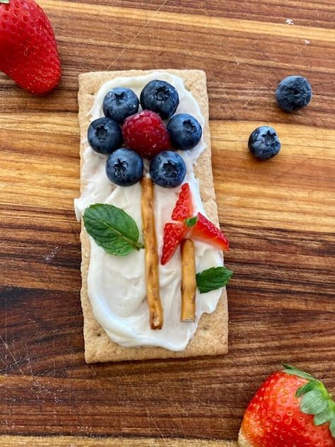 Graham Cracker Snacks, Bible School Snacks, Spring Snacks, Classroom Snacks, Preschool Cooking, Theme Snack, Kids Cooking Recipes, Preschool Snacks, Cooking Classes For Kids