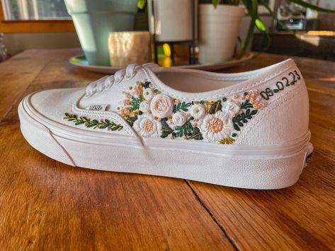 A pair of all white vans sneakers embroidered with white flowers, greenery, and gold accents Wedding Keds, Sneaker Embroidery, Vans Wedding, Wedding Toms, Wedding Vans, Converse Wedding, Embroidered Sneakers, Bridal Sneakers, Low Top Converse