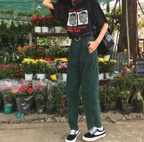 pinterest // arlyeee Dark Green Pants, Mode Inspo, Green Pants, Indie Outfits, Mode Vintage, Fashion Baby, Looks Vintage, Retro Outfits, Cool Clothes