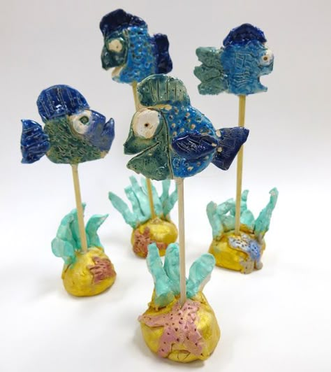 In the Art Room: First Grade clay fish!How to video and instructions with pictures. 5th Grade Art Projects, 1st Grade Art Projects, 1st Grade Art, Clay Projects For Kids, Classe D'art, First Grade Art, Cassie Stephens, Hantverk Diy, Clay Fish