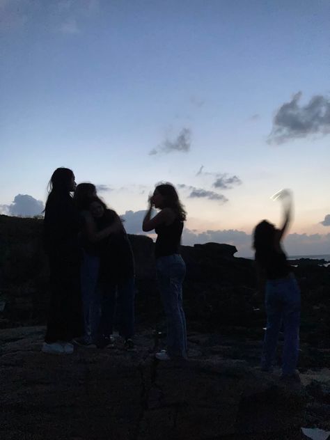 friend group teenagers beach party night dark crazy goofy friends aesthetic Left Out Of The Group Photo, Group Aesthetic Photos Faceless, Sunset Group Picture, Diverse Friend Group Aesthetic Faceless, Crazy Girls Aesthetic, Goofy Friends Aesthetic, Out At Night With Friends, Group Of Friends Aesthetic Faceless, Friend Group Aesthetic Faceless