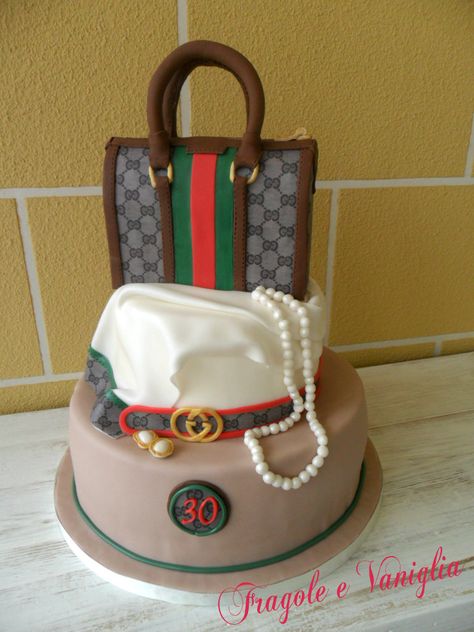 Gucci fashion cakes Birthday Cake Baking, 40th Birthday Cake For Women, Cakedesign Birthday, Chanel Birthday Cake, Money Birthday Cake, Gucci Cake, Diva Cakes, Melon Cake, Handbag Cakes