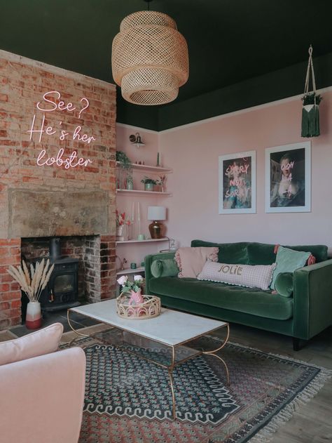 Living Room Design Green, Blush Living Room, Rosa Sofa, Green Couch Living Room, Funky Living Rooms, Colourful Living Room Decor, Art Deco Living Room, Gold Living Room, Pink Living Room