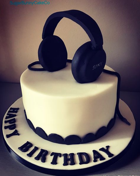 Sony headphones cake Headphone Birthday Cake, Headphone Cake Ideas, Cake With Headphones, Headphones Cake, Headphones Cake Ideas, Dj Birthday Cakes For Men, Dj Cake Design, Dj Cake Ideas For Men, Boys Bday Cakes