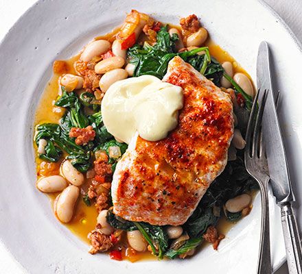 Grill white fish fillets and serve on top of chorizo, cannellini beans and spinach for a quick dinner that packs in 3 of your 5 a day Hake Recipes, Sauce Chorizo, Beans And Greens, 5 A Day, Plats Healthy, Fish Fillets, Grilled Steak Recipes, Fish Dinner, White Fish