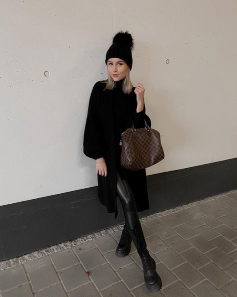 Frau mit schwarzem Outfit. Sie trägt einen langen Cardigan, eine Leder Leggings, hohe Schnürstiefel, eine Mütze mit Fellbommel und eine Handtasche von Louis Vuitton. Speedy 30 Outfit, Bag Outfit, Louis Vuitton Speedy 30, Speedy 30, All Black Outfit, Boots Leather, Outfits With Hats, Louis Vuitton Speedy, Lv Bag