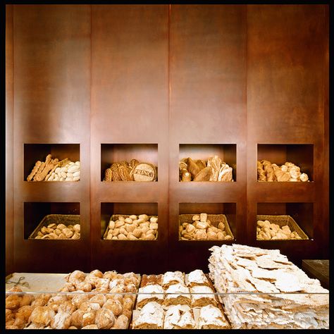 Bakery Wall Display, Claudio Silvestrin, Bakery Shop Design, Bakery Store, Bakery Interior, Bread Shop, How To Store Bread, Bakery Design, Bakery Shop