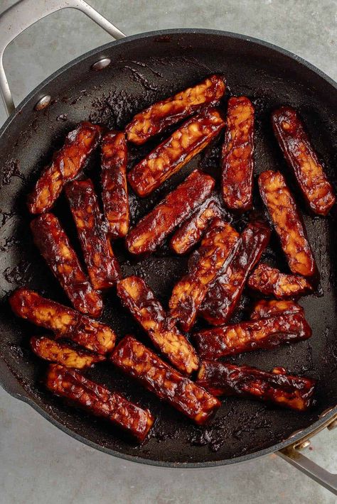 Barbecue Tempeh, Fried Tempeh, How To Cook Tempeh, Cook Tofu, Tempeh Recipe, Vegan Barbecue, Vegan Coleslaw, Tempeh Bacon, Bbq Tofu