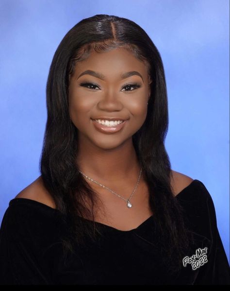 Senior Portraits Outfits High Schools, Graduation Baddie, Senior Yearbook Photos, Senior Portraits Outfits, Senior Yearbook Pictures, Graduation Things, High School Graduation Pictures, Senior Portrait Outfits, Professional Headshots Women