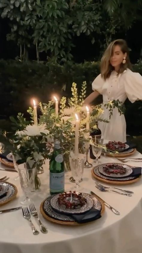 modasondurum on Instagram: Woow 😍 #loveit ✨ via @thestylebungalow Special Dinner Table Decor, Beautiful Dinner Tables, Ideas For Table Decorations Events, Set Up Dinner Table, Outside Table Setting Ideas, Happy Birthday Table Decoration Ideas, Home Dinner Party Table Settings, Outdoor Dinner Parties Tablescapes, Home Dinner Table Setting