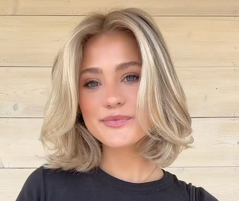 Bleached Shoulder Length Hair, Above Shoulder Length Hair Blonde, Blonde Above Shoulder Length Hair, Collarbone Blonde Hair, Short Blonde Hair With Money Piece, Blonde Shoulder Length Hair Straight, Bob No Layers, Bright Neutral Blonde, Shoulder Length Hair No Layers