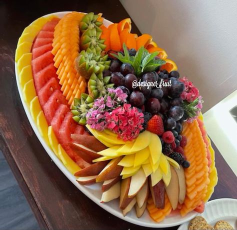 Asian Fruit Platter, Fruit Tray Designs, Fruit Buffet, Easy Fruit Salad Recipes, Fruit Platters, Fruit Platter Designs, Fruit Salad Easy, Summertime Recipes, Fruit Packaging