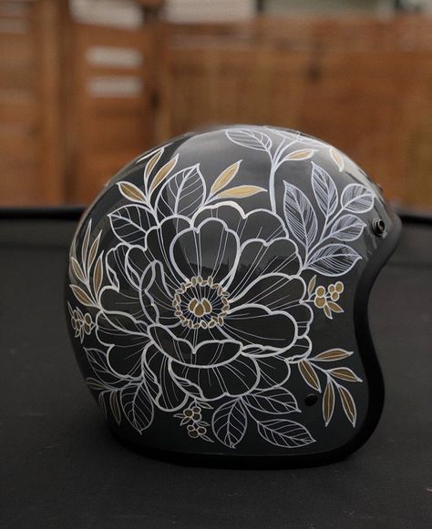 Painted Motorcycle Helmets, Helmet Art, Painted Helmet, Helmet Painting Ideas, Custom Painted Motorcycle Helmets, Motorcycle Helmet Paint Ideas, Helmet Design Paint, Painting On Helmet, Decorated Motorcycle Helmet