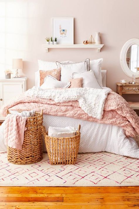 My dream blush pink bedroom! Blush pink and white bedroom decor ideas and bedding Blush Pink Bedroom Ideas, Rose Bedroom Decor, Dusty Rose Bedroom, Dusty Pink Bedroom, Peach Bedroom, Blush Pink Bedroom, Blush Bedroom, Rose Bedroom, Best Bedroom Designs