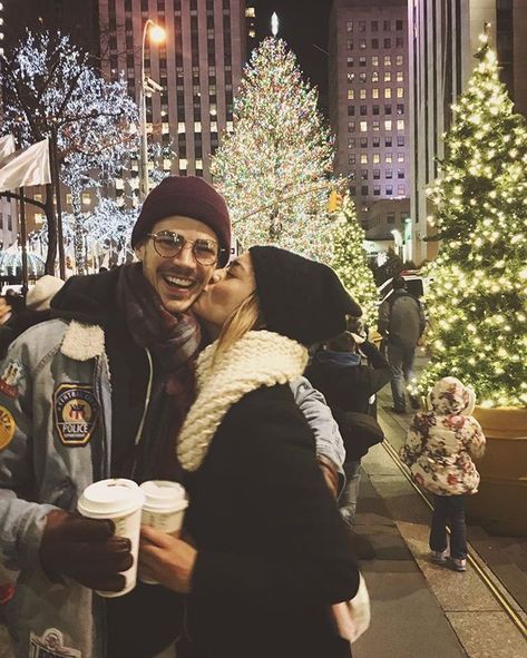 Ja I Ty, New York Noel, Christmas Couple Pictures, Nyc Christmas, The Kiss, Trik Fotografi, Christmas Couple, Photo Couple, My Favorite Things