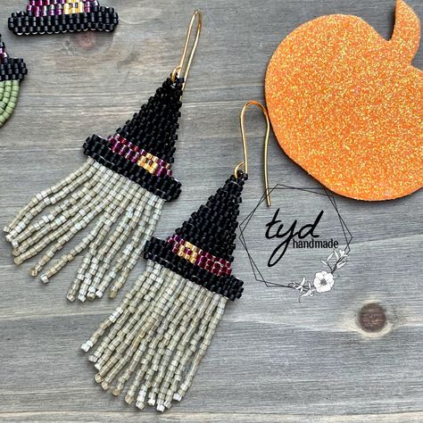 Halloween Beaded Jewelry, Seed Bead Jewelry Patterns, Seed Bead Crafts, Earrings Pattern, Witch Earrings, Beaded Earrings Tutorials, Beaded Earrings Diy, Halloween Beads, Brick Stitch Earrings