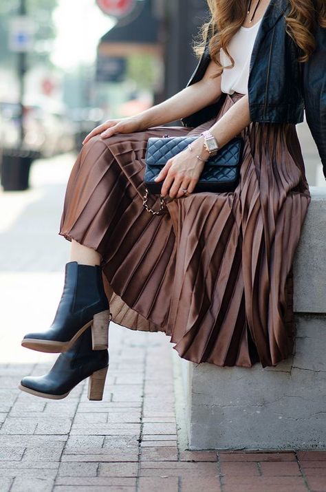 This metallic chocolate colored skirt is TOTALLY COOL! It looks so sophisticated! How To Style Pleated Skirt, Metallic Skirt Outfit, Brown Pleated Skirt, Rok Outfit, Pleated Skirt Outfit, Metallic Pleated Skirt, Skirt Diy, Fest Outfits, Blogger Street Style