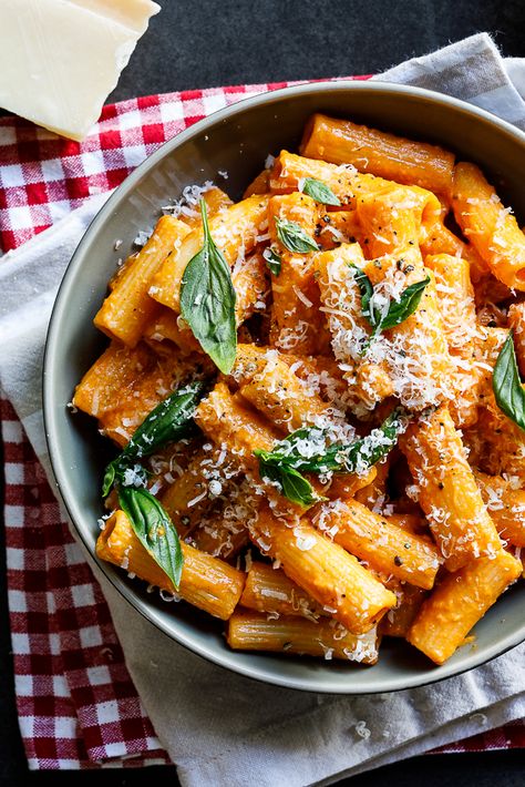 Easy tomato cream rigatoni - Simply Delicious Cooking Cabbage, Burger Vegetarian, Sandwich Vegetarian, Rigatoni Recipes, Pasta Fatta In Casa, Salad Pasta, Makanan Diet, Dinner Inspiration, God Mat