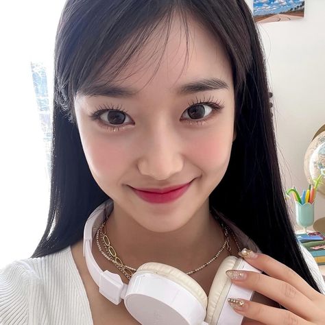 #stayc #sumin #icon Stayc Instagram, Wearing Headphones, It's Going Down, I Love Girls, Girl Icons, Kpop Girl Groups, Daniel Wellington, Instagram Update, Kpop Idol