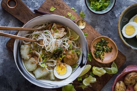 Soto Banjar, Half Boiled Egg, South Kalimantan, Potato Fritters, Chicken Meat, Global Cuisine, Chicken Noodle Soup, Meat Chickens, Indonesian Food