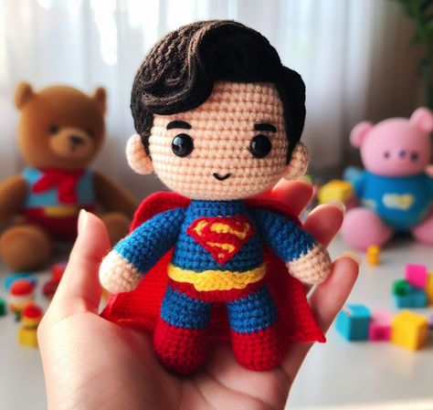 In the heart of the crafting community, the Superman amigurumi stands as a tiny yet mighty symbol of heroism and hope. This crochet rendition of the beloved Superman Crochet Pattern, Crochet Superman, Fantasy Crochet, Disney Crochet Patterns, Crochet Disney, Crochet Stitches For Beginners, Crochet Stitches Patterns, Amigurumi Free, Amigurumi Free Pattern