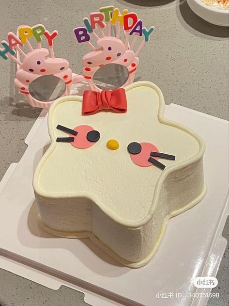 Kawaii Cakes, Tort Hello Kitty, Bolo Da Hello Kitty, Bolo Hello Kitty, Cakes Pretty, Hello Kitty Birthday Cake, Kreative Snacks, Artistic Ideas, Funny Birthday Cakes