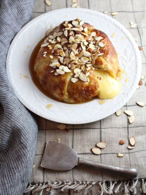 Baked Brie in Puff Pastry with Honey and Almonds Baked Brie In Puff Pastry, Brie In Puff Pastry, Easy Delicious Appetizers, Baked Brie Recipes, Brie Puff Pastry, Brie Recipes, Puff Pastry Dough, Salmon Cakes, Honey Almonds